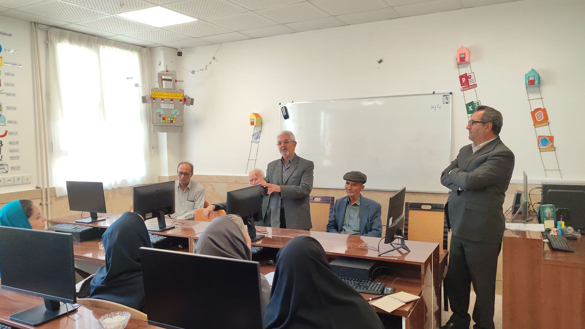 جلسه هم اندیشی با حضور مدیران و کادر آموزشی مدرسه